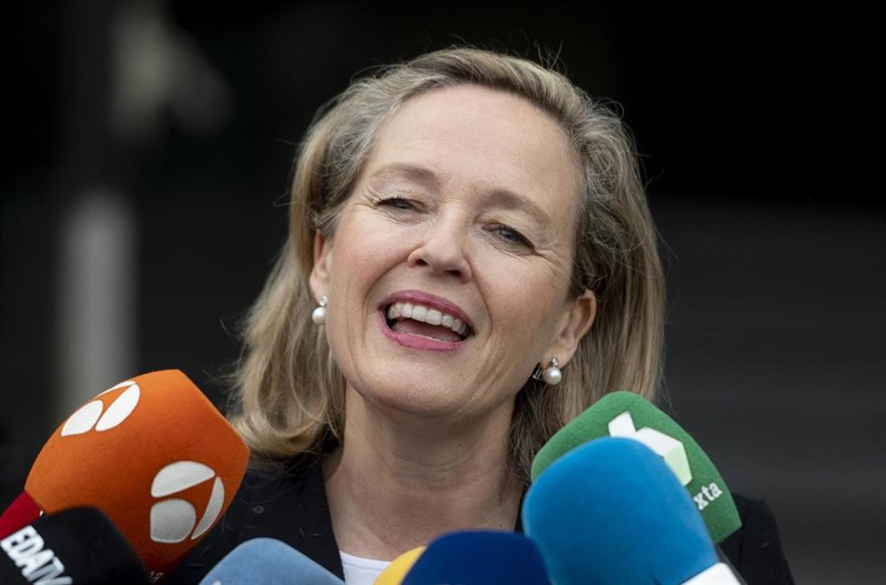 La vicepresidenta primera y ministra de Asuntos Económicos y Transformación Digital, Nadia Calviño, ofrece declaraciones a los medios a su llegada a una reunión en el Teatro Real, a 2 de junio de 2023, en Madrid (España). 