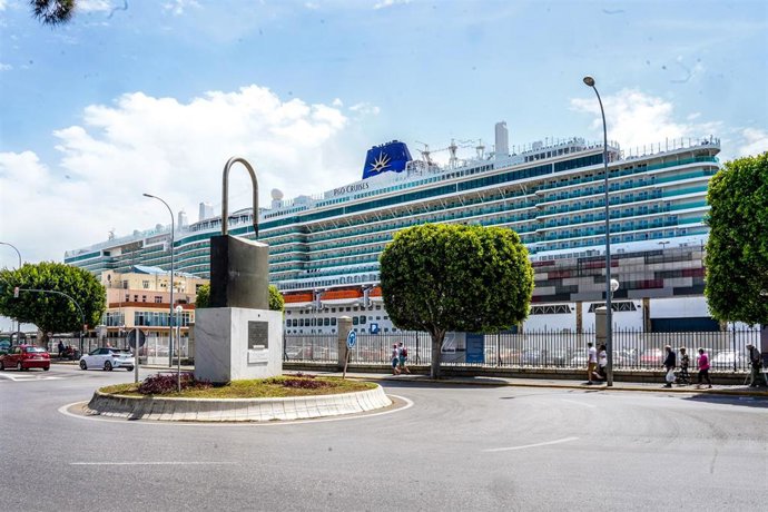 Archivo - Vistas del crucero  anclado en el puerto de Cádiz