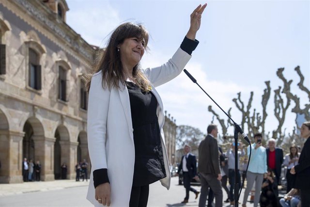 Archivo - La presidenta de Junts y expresidenta del Parlament, Laura Borràs, ofrece declaraciones a los medios ante el Parlament tras ser condenada a cuatro años y medio de cárcel y trece de inhabilitación por el Tribunal Superior de Justicia Catalán, a 3