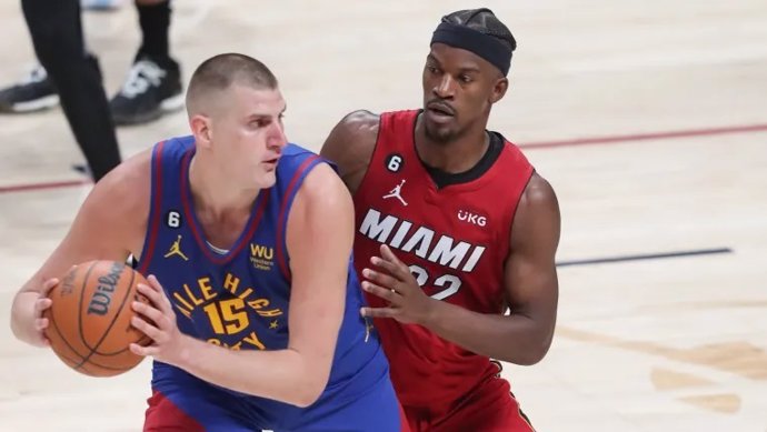 Nikola Jokic protege el balón ante Jimmy Butler en el Nugetts-Heat de las Finales de la NBA 2022-2023
