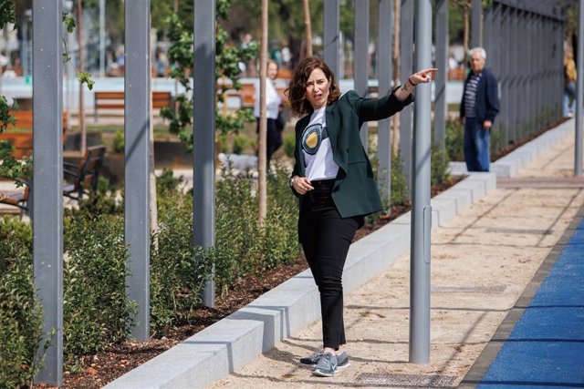 La presidenta de la Comunidad de Madrid, candidata a la reelección y presidenta del Partido Popular (PP) de Madrid, Isabel Díaz Ayuso, da un paseo por el Parque de Santander, en el distrito de Chamberí, a 27 de mayo de 2023, en Madrid (España). 