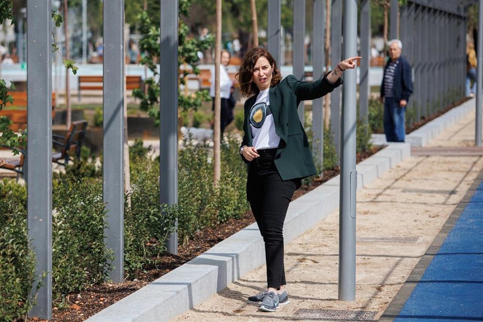 La presidenta de la Comunidad de Madrid, candidata a la reelección y presidenta del Partido Popular (PP) de Madrid, Isabel Díaz Ayuso, da un paseo por el Parque de Santander, en el distrito de Chamberí, a 27 de mayo de 2023, en Madrid (España).