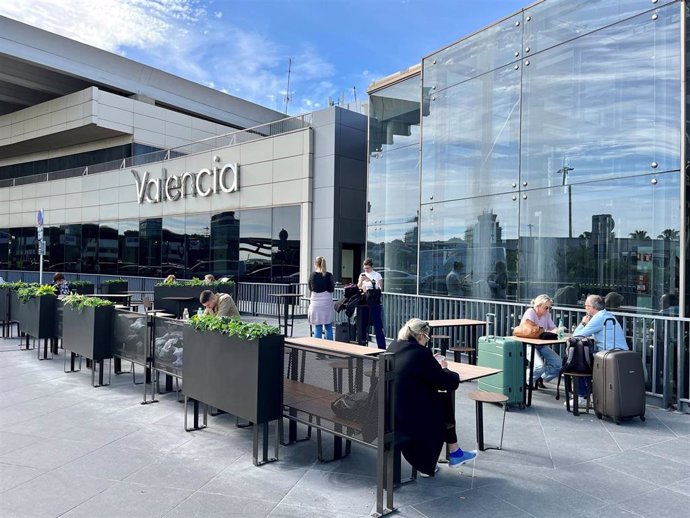 Archivo - El Aeropuerto de Valencia abre una cafetería Santa Gloria con terrazas en la acera de salidas