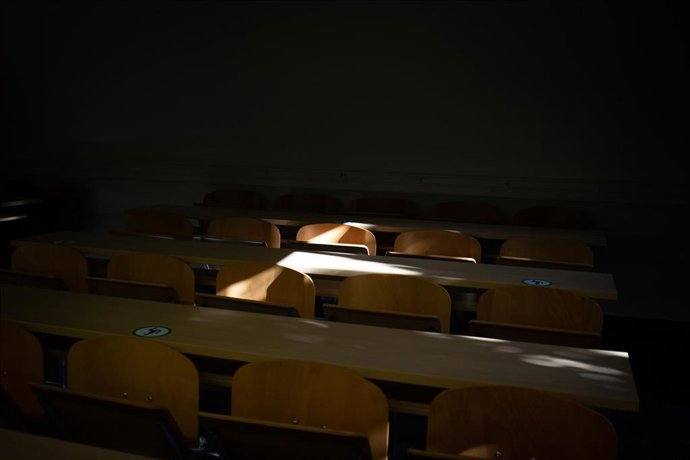 Imagen de archivo - Pupitres de la Facultad de Economía y Empresa, el día del comienzo de los exámenes de selectividad 2021, a 8 de junio de 2021, en Barcelona, Cataluña, (España). 