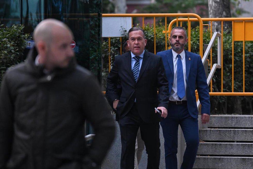 Archivo - El teniente coronel de la Guardia Civil, David Oliva (d), a su salida de la Audiencia Nacional, a 12 de abril de 2023, en Madrid (España). La Audiencia Nacional ha imputado al teniente coronel de la Guardia Civil David Oliva, ex jefe Antidroga