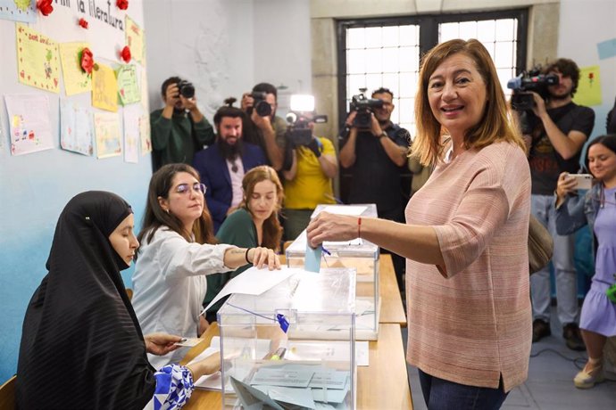 La presidenta del Govern balear y candidata a la reelección, Francina Armengol, ejerce el derecho a voto en el Colegio Sant Felip Neri, a 28 de mayo de 2023, en Palma, Mallorca, Baleares (España). 