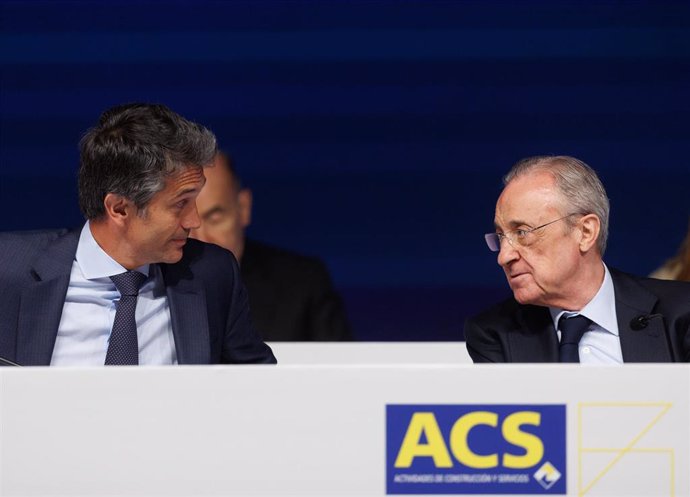 El presidente del grupo ACS,  Florentino Pérez (d), conversa con el consejero delegado, Juan Santamaría (i), durante la Junta General de Accionistas del Grupo ACS,  a 5 de mayo de 2023, en Madrid (España). 