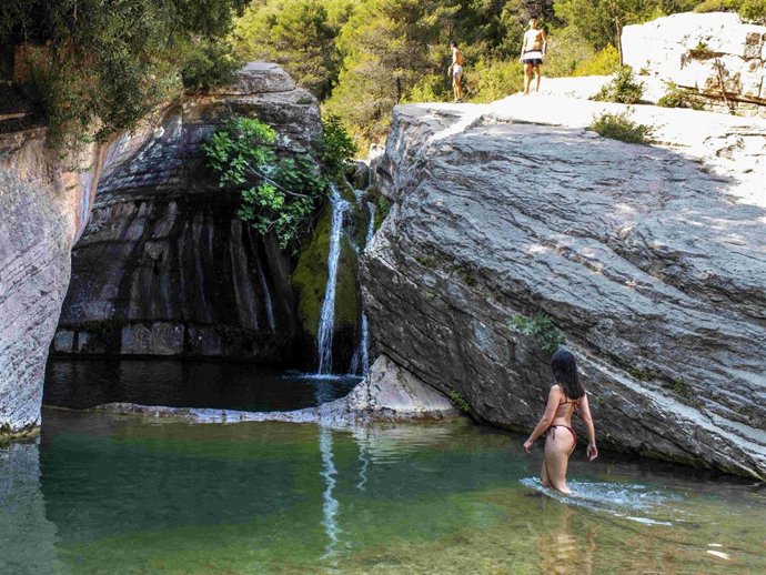 Archivo - Imprescindibles que no pueden faltar en tu bolso este verano