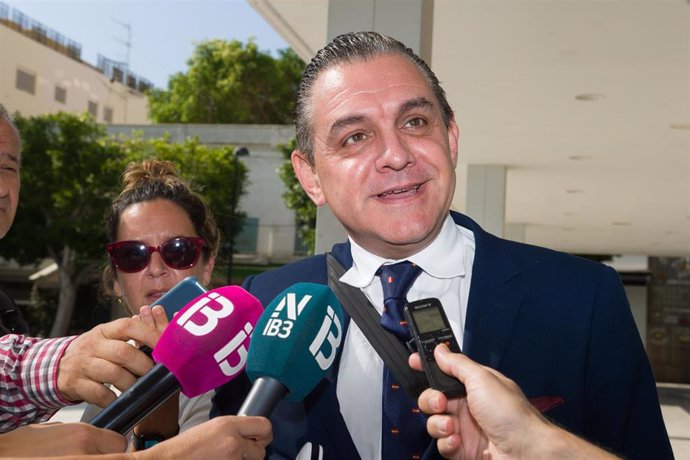 El abogado de la interventora del Consell, David Salv, ofrece declaraciones a los medios a su llegada al Juzgado de Instrucción número 4 de Ibiza, a 2 de junio de 2023, en Ibiza, Baleares (España).