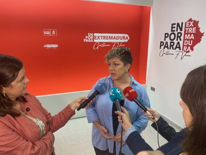 La portavoz del PSOE de Extremadura, Soraya Vega, atiende a los medios de comunicación.