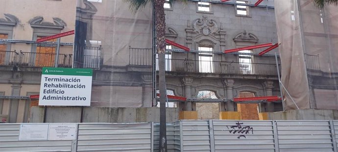 Imagen del antiguo edificio de Hacienda en el centro de Huelva con las obras paralizadas.