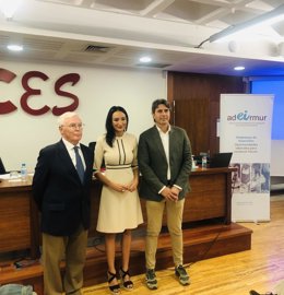 El presidente del Consejo Económico y Social (CES) de la Región, José Antonio Cobacho; la consejera en funciones de Empresa, Economía Social y Autónomos, Valle Miguélez; y el presidente de ADEIRMUR, José Manuel García