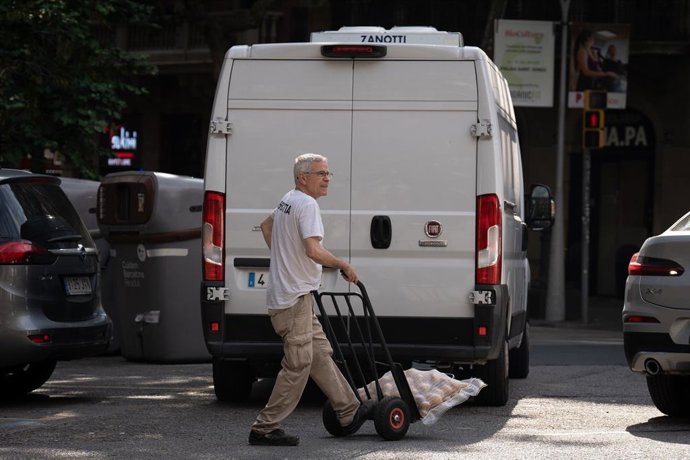 Un repartidor amb un carretó