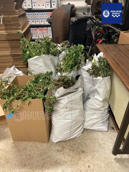 Imagen de los sacos de marihuana recuperados