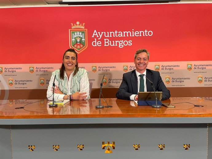 La portavoz y el concejal del Grupo Municipal Popular en el Ayuntamiento de Burgos, Andrea Ballesteros, y César Barriada, respectivamente.