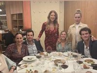 Tamara Falcó se olvida de la polémica sobre su peso derrochando sonrisas con la familia de Íñigo Onieva