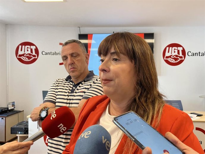 La vicesecretaria general de UGT, Cristina Antoñanzas, y el secretario general del sindicato en Cantabria, Mariano Carmona, hacen declaraciones antes de participar en el acto de constitución de la nueva área de Mujer