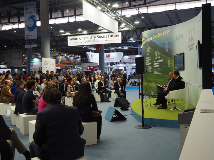 El director general de negocios de Ercros, Agustín Franco, y el director de la división de derivados del cloro, Francisco España, en Expoquimia.