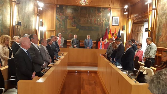 La Diputación de León aprueba 540.000 euros del Plan de Cooperación en un pleno con homenaje a Matías Llorente