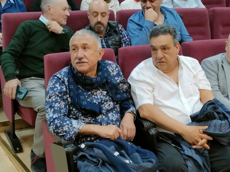 El secretario general de UGT, Pepe Álvarez (i), este viernes en Salamanca junto al sindicalista Antonio Oviedo
