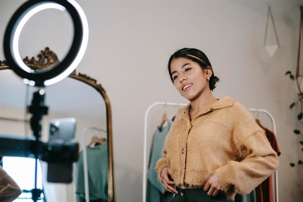 Una 'influencer' grabando un vídeo