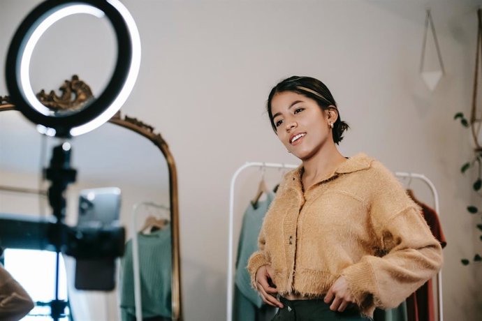 Una 'influencer' grabando un vídeo