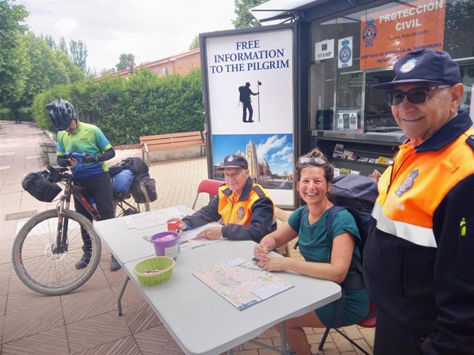 Voluntarios de Protección Civil en el Punto de Información al Peregrino.