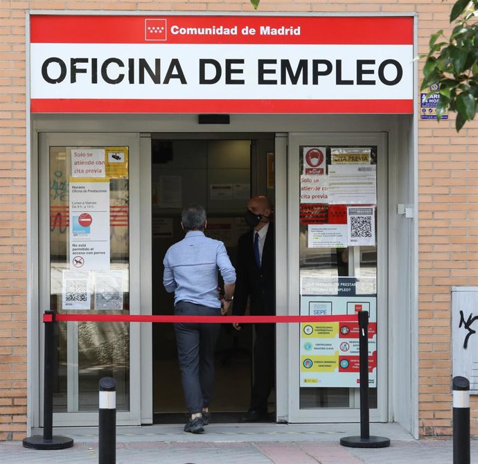 Archivo - Un hombre entra a una oficina del SEPE, el día en el que se han conocido los datos de paro de mayo, a 2 de junio de 2021, en Madrid (España). 
