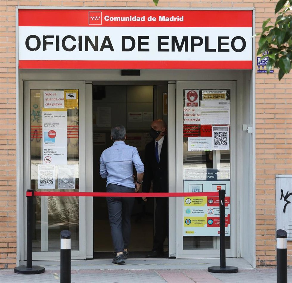 Archivo - Un hombre entra a una oficina del SEPE, el día en el que se han conocido los datos de paro de mayo, a 2 de junio de 2021, en Madrid (España).