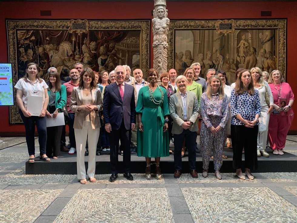El director general de Fundación Ibercaja y el director general de Fundación CAI, acompañados por la empresaria Bisila Bokoko y diecinueve entidades sociales zaragozanas.