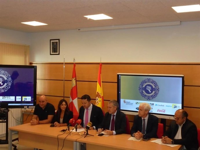 Desde la izquierda, Nicolás Gaminde, director Felipe VI; Cristina Rodríguez, CaixaBank Dualiza; Diego del Pozo, delegado provincial Educación; Andrés Ortega, presidente FES; Pablo Gómez, CaixaBank y Félix Barrio, Festur