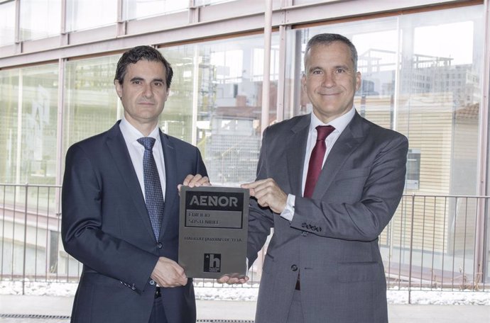 En la imagen, Aurelio Rodríguez (Dcha.), Director General de Operaciones de Habitat Inmobiliaria; y Rafael García Meiro, CEO de AENOR.