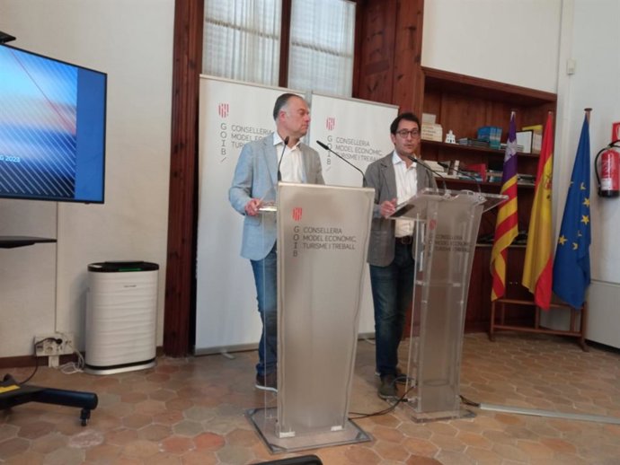 El director general en funciones de Modelo Económico, Lloren Pou, y el conseller en funciones de Modelo Económico, Turismo y Trabajo, Iago Negueruela.