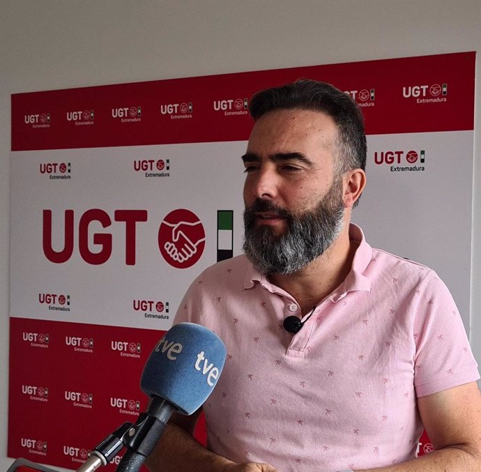 El secretario de Política Institucional y Empleo de UGT Extremadura, Francisco Morcillo, valora los datos del paro