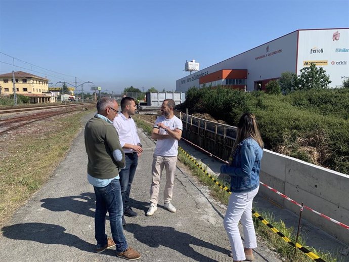 El alcalde de Siero, Ángel García junto a Ángel Garrido, de la empresa Hierros de Santander; y los ingenieros municipales, Juan Carlos Álvarez y Leire Gabilondo.