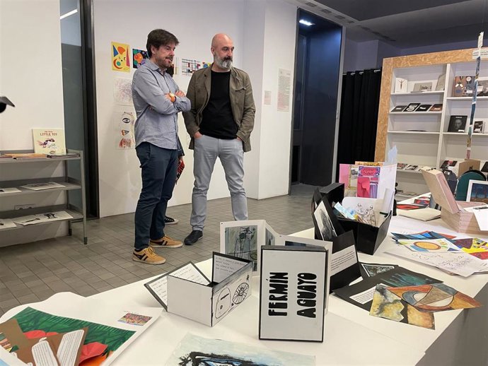 El director del IAACC Pablo Serrano en funciones, Julio Ramón, y el director general de Cultura en funciones, Victor Lucea, han visitado la exposición esta mañana