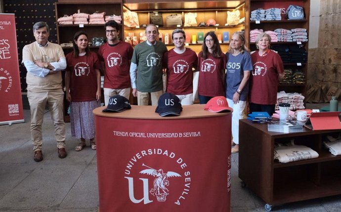 El rector de la Universidad de Sevilla, Miguel Ángel Castro (cuarto por la izquierda), en la inauguración de la primera tienda oficial de la US en la Fábrica de Tabacos.