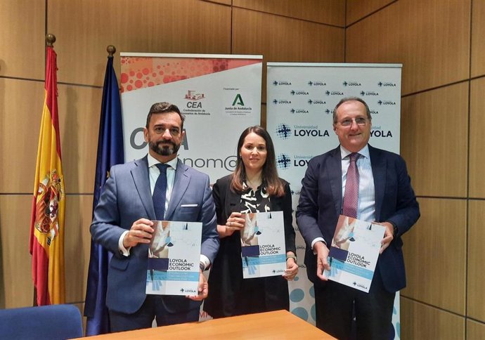 Manuel Alejandro Cardenete, catedrático de Economía de la Universidad Loyola; María del Carmen Delgado, directora del Departamento de Economía de la Universidad Loyola, y Luis Fernández-Palacios, secretario general de CEA.
