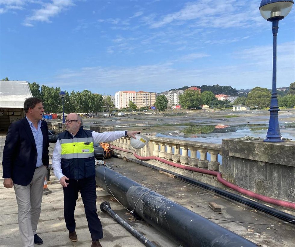 El delegado del Gobierno en Galicia, José Ramón Gómez Besteiro, en una visita a la ría de O Burgo