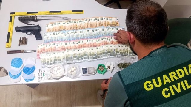 Parte del dinero, drogas y otros efectos intervenidos en el domicilio de Moguer (Huelva).