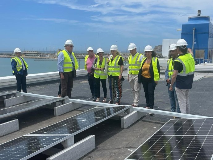Mercedes Colombo, Óscar Curtido y Carmen Sánchez viendo la obra del puerto de Barbate.