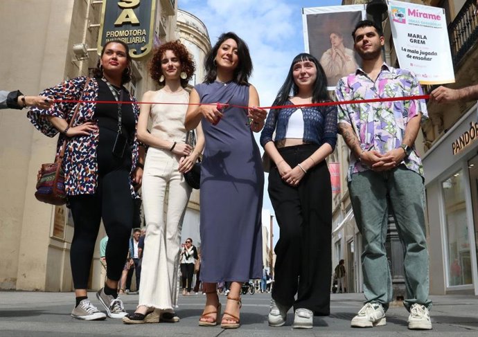 Inauguración de la exposición con las fotografías ganadoras del certamen 'Mírame' que organiza la Delegación de Juventud y que se ubica en la calle Gondomar hasta el día 18 de junio.