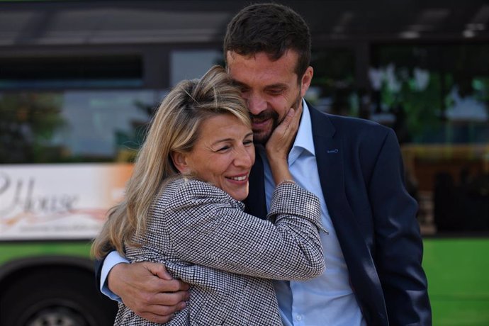 La vicepresidenta segunda y ministra de Trabajo, Yolanda Díaz y el candidato a la alcaldía de Alcorcón por 'Ganar Alcorcón', Jesús Santos, durante un acto político en Alcorcón, en el Parque del Agua, a 10 de mayo de 2023, en Alcorcón, Madrid (España). 