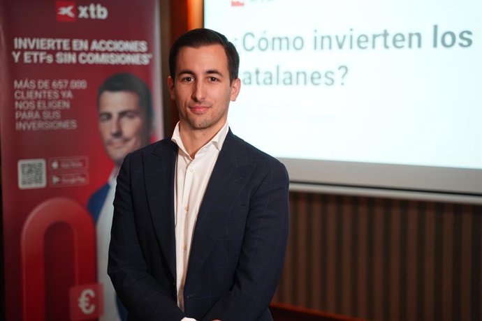 El jefe de inversiones de XTB, Javier Urones, en una rueda de prensa en Barcelona para presentar las conclusiones del informe que analiza los hábitos de inversión en Catalunya.
