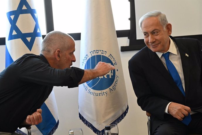 Archivo - Ronen Bar (I) con el primer ministro de Israel, Benjamin Netanyahu 
