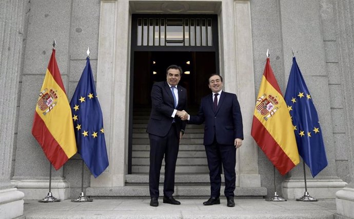 El vicepresidente de la Comisión Europea Margaritis Schinas, y el ministro de Asuntos Exteriores, José Manuel Albares, se reúnen en Madrid