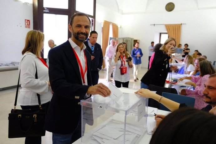 El candidato del PSOE y alcalde en funciones de Sanlúcar de Barrameda, Víctor Mora, ejerciendo su derecho al voto el pasado 28 de mayo