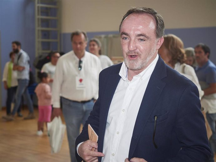 El candidato de UPN a la Presidencia del Gobierno de Navarra, Javier Esparza, durante su votación en las elecciones autonómicas del 28 de mayo.