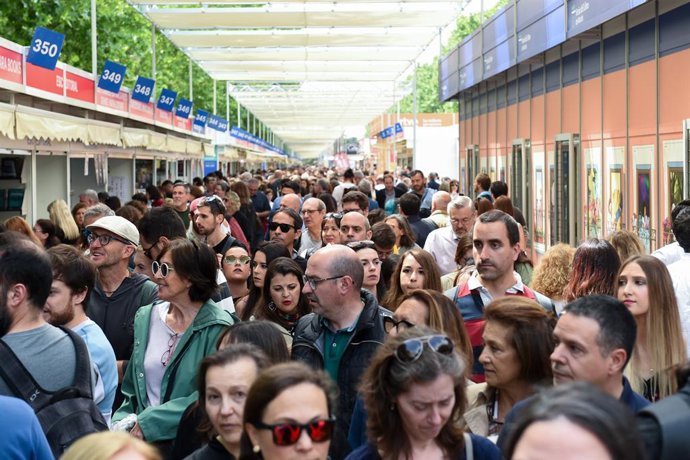 Numerosas personas asisten al segundo día de la Feria del Libro de Madrid 2023, en el Parque del Retiro, a 27 de mayo de 2023. en Madrid (España). Esta 82 edición de la feria se celebra bajo el lema 'Somos de Ciencias y de Letras', motivo por el que tam