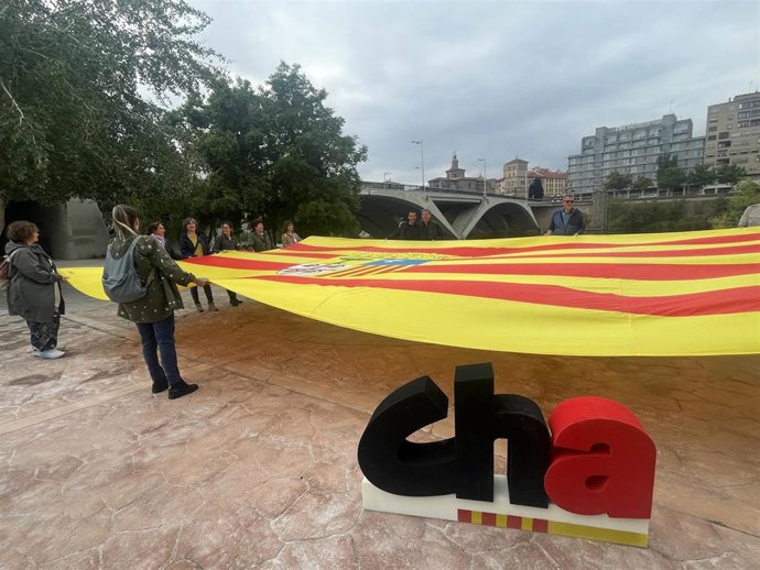 Logo de Chunta Aragonesista y bandera de Aragón.